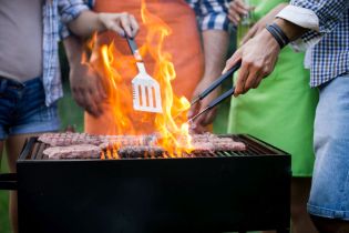 Jak zabezpieczyć żywność podczas grillowania? Sprawdzone rady