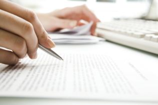 Jak skutecznie wdrożyć program monitorowania środowiska w zakładzie produkcyjnym?