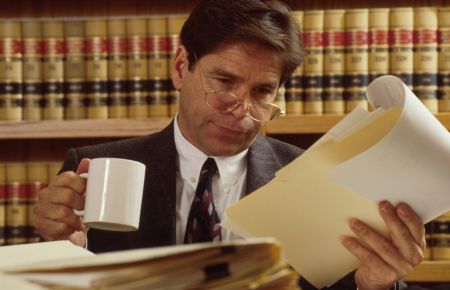 prawnik czyta umowę