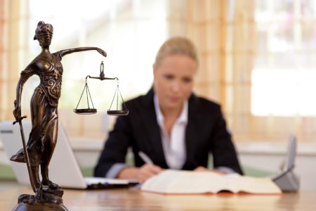 Nowelizacja ustawy o systemie oświaty m.in.zakazuje brania prezentów przy wyborze podręczników.